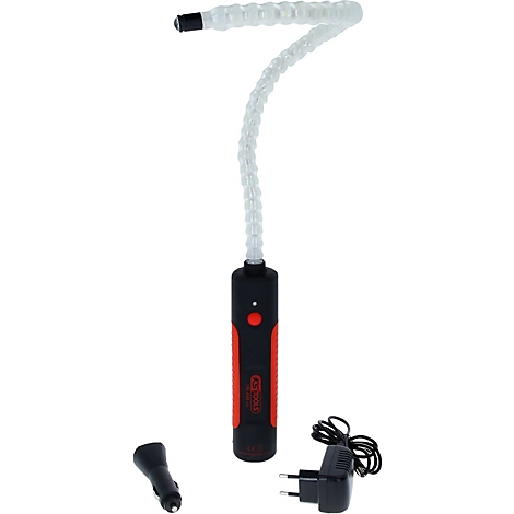 Een flexibele LED-lamp met rode en zwarte behuizing. Accessoires: autolader en voeding.
